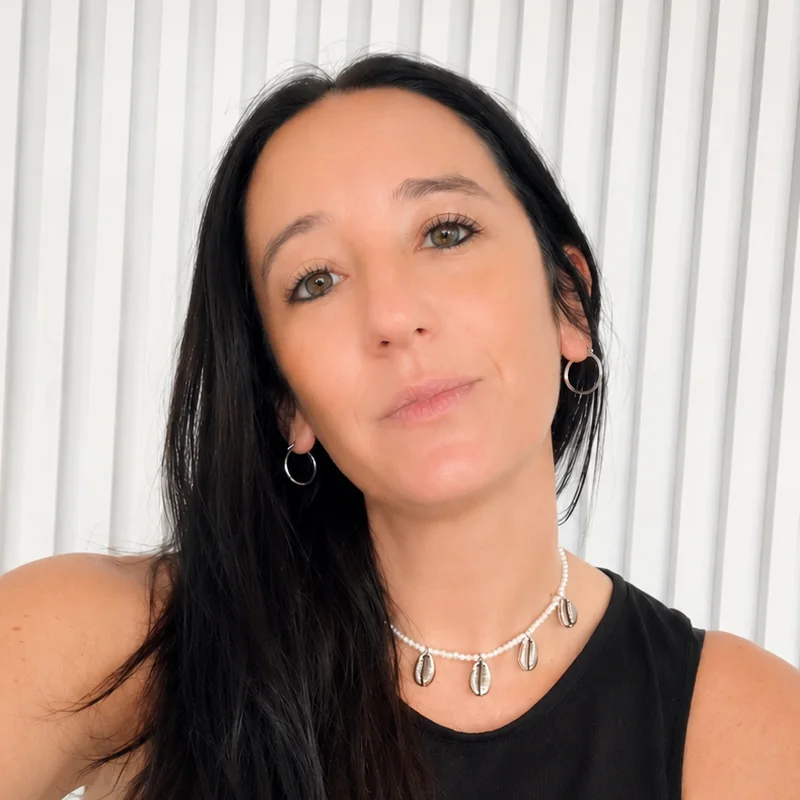 Meli, da Insumos Bijou, atacadista de insumos de bijuteria que deixou de anotar pedidos pelo WhatsApp graças à sua loja B2B na VendasxAtacado