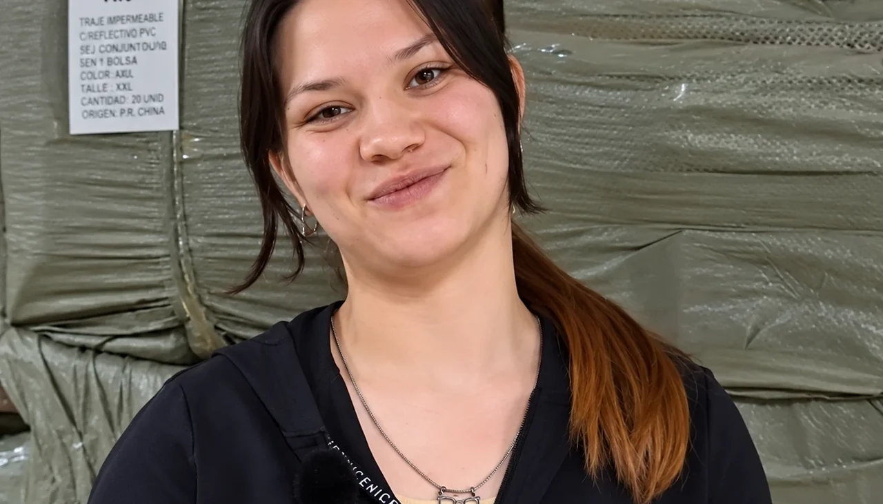 Michelle, da Plus Mayorista, no depósito do importador e distribuidor atacadista de bazar, artigos de couro, papelaria e bijuterias de Rosário que vende no atacado com sua loja B2B da VendasxAtacado