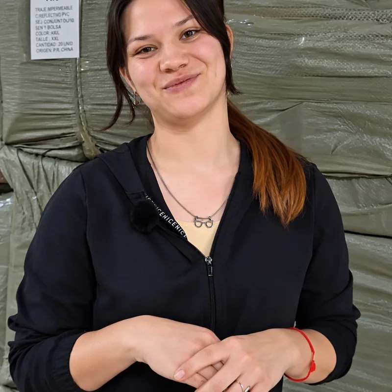 Michelle, da Plus Mayorista, no depósito do importador e distribuidor atacadista de bazar, artigos de couro, papelaria e bijuterias de Rosário que vende para todo o país com sua loja B2B na VendasxAtacado