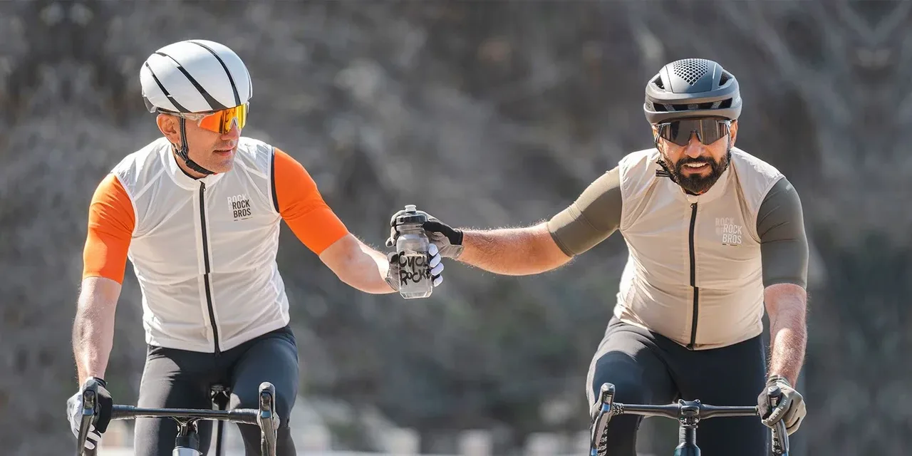 Ciclistas de estrada com equipamento Rockbros — Al Límite Bikes, atacadista de acessórios e vestuário de ciclismo que vende online com a VendasxAtacado