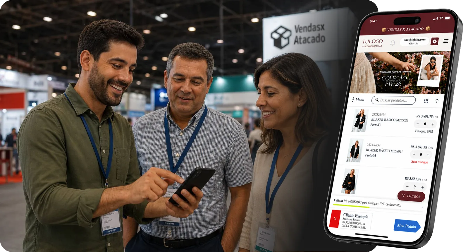 Atacadistas em uma feira B2B olhando um celular com a loja online do VendasxAtacado: catálogo de produtos com preços de atacado, controle de estoque e botão de pedido — a plataforma de eCommerce no atacado em ação