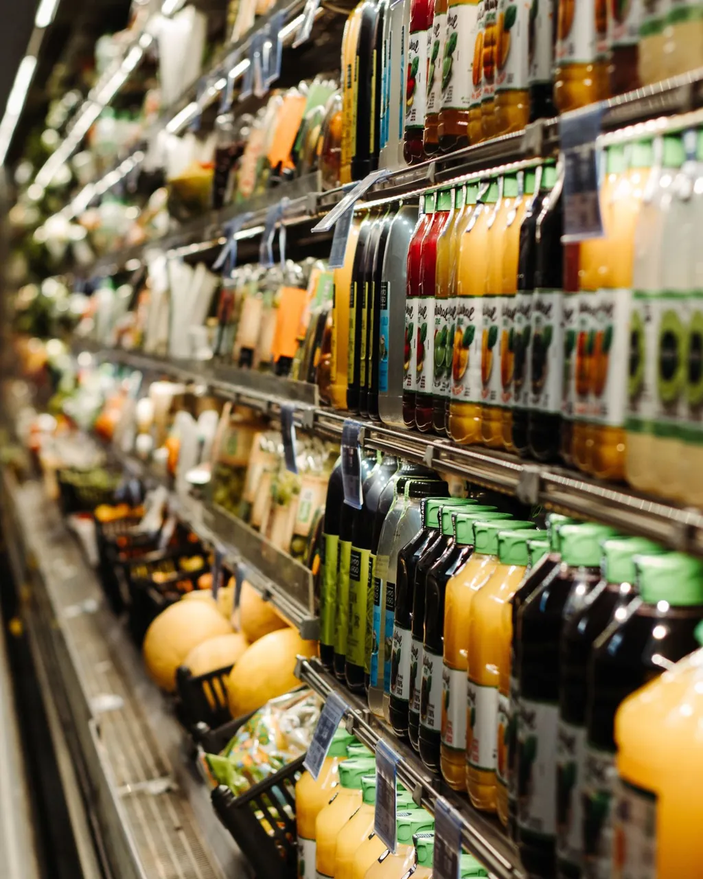 Gôndola refrigerada com sucos, águas e bebidas engarrafadas — alimentos e bebidas para distribuidores que vendem no atacado com a loja B2B VendasxAtacado