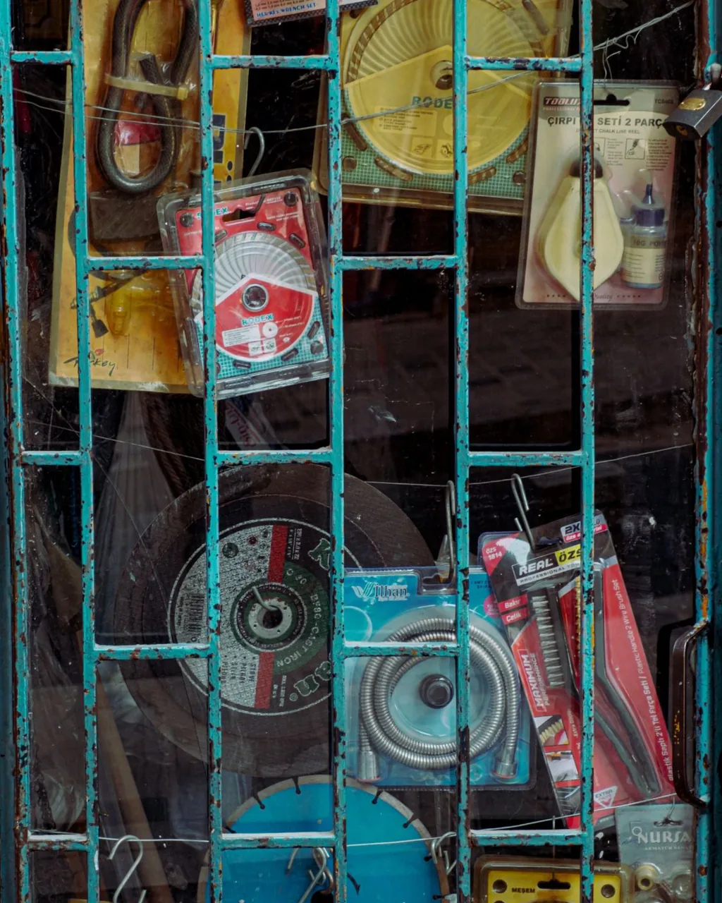 Vitrine de ferragens com discos de corte, jogo de chaves Allen e ferramentas em blíster — ferragens e construção no atacado com a loja B2B VendasxAtacado